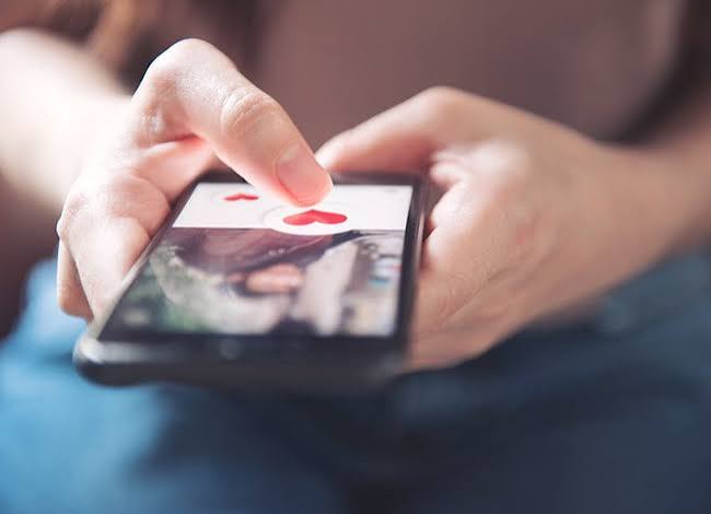 Online Dating: Producing an Account Online Dating: Producing an Account